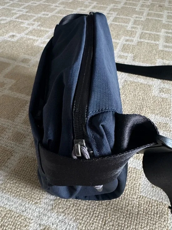 Bellroy Sling Crossbody Bag Navy Everyday Casual Travel Minimalist EDC OS - Picture 3 of 15